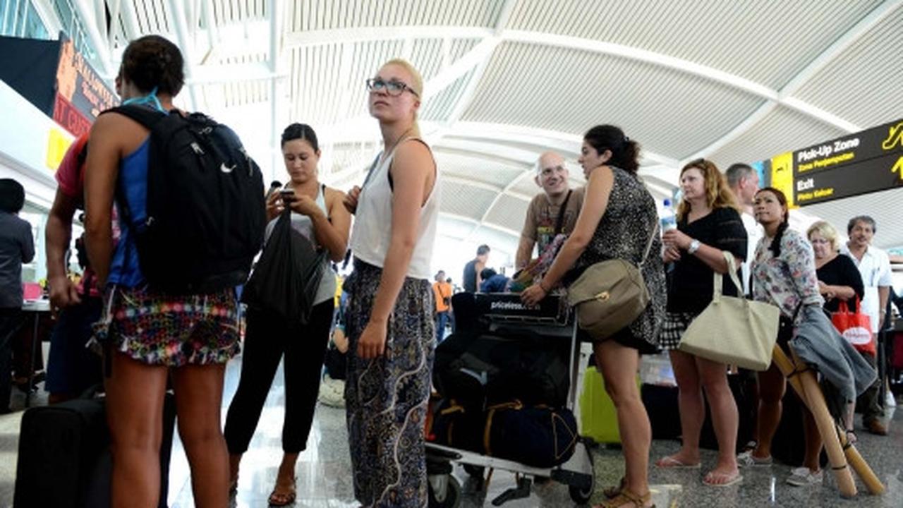 Keresahan ribuan wisatawan terlantar di Bandara Ngurah Rai