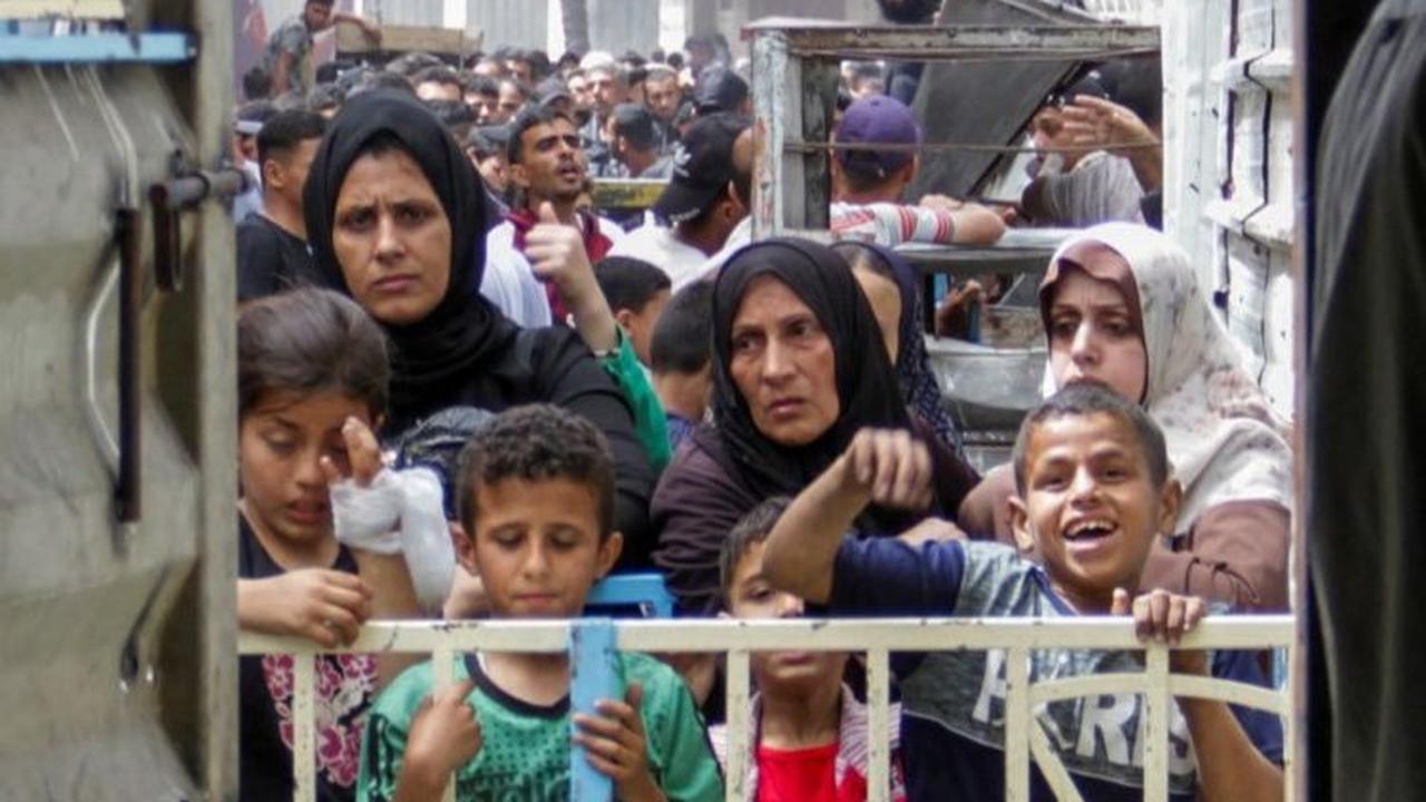 Meski persediaan terbatas, warga tetap bersabar sampai mendapatkan roti. Foto: REUTERS / Mahmoud Issa