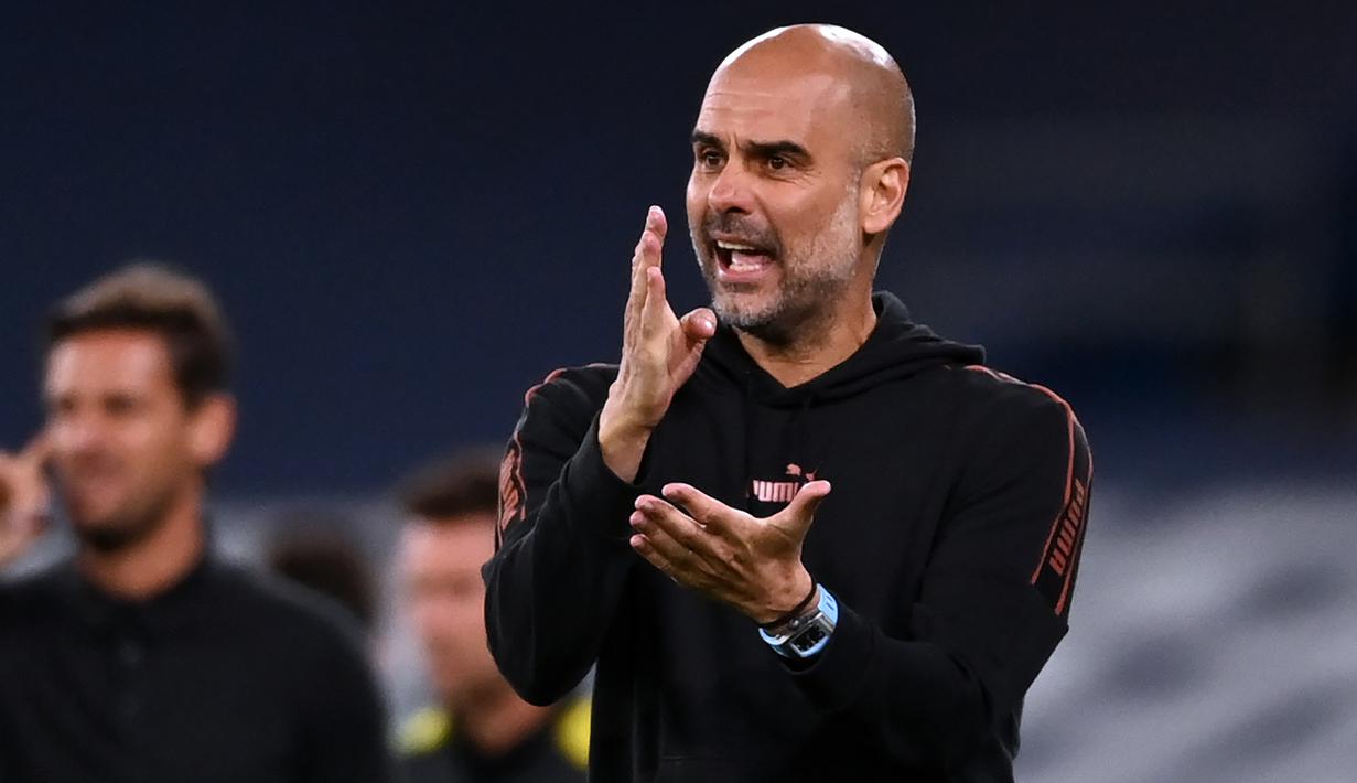 Pelatih Manchester City, Pep Guardiola, memberikan arahan kepada pemainnya saat memghadapi Bournemouth pada laga babak ketiga Piala Liga Inggris di Etihad Stadium, Jumat (25/9/2020) dini hari WIB. Manchester City menang 2-1 atas Bournemouth. (AFP/Laurence Griffiths/pool)