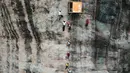 Sejumlah orang melakukan panjat tebing di Pingjiang di provinsi Hunan, China (25/4). Uniknya, di lintasan panjat tebing ini ada sebuah kotak yang merupakan toko atau warung yang menempel di dinding tebing. (AFP Photo/China Out)