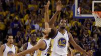Pemain Golden State Wariors, Stephen Curry dan Kevin Durant merayakan kemenangan timnya usai berhadapan dengan San Antonio Spurs di gim pertama final Wilayah Barat playoffs NBA 2017 di Oakland, California (14/5). (AP Photo/Jeff Chiu)