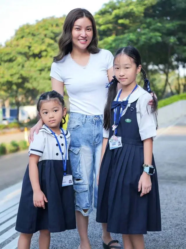Inspirasi Outfit Antar Anak Sekolah ala Sarwendah