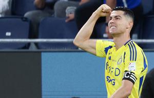 Cristiano Ronaldo kembali menunjukkan ketajamannya dengan memborong dua gol dalam kemenangan Al-Nassr atas Al-Hilal di Liga Arab Saudi, Sabtu (5/4/2025). (AFP/Fayez Nureldine)