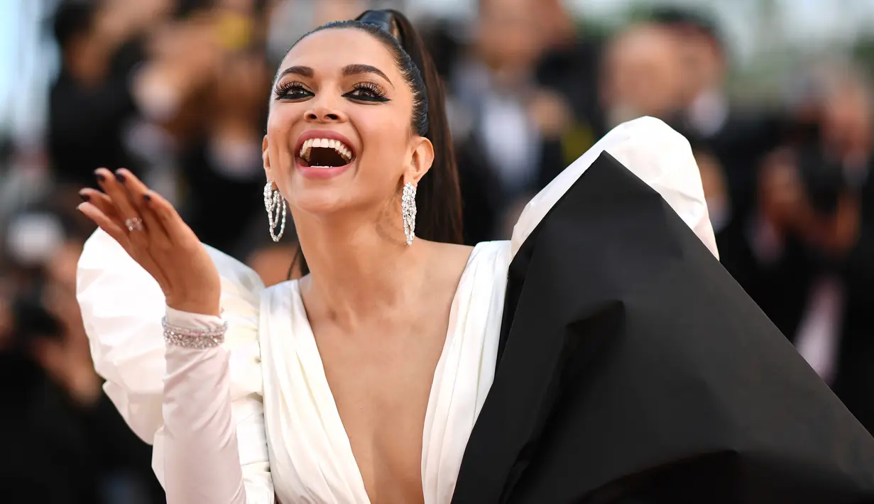 Aktris Bollywood, Deepika Padukone berpose ketika tiba untuk pemutaran film "Rocketman" di karpet merah Festival Film Cannes 2019 di Prancis, Kamis (16/5/2019). Melengkapi tampilan mewahnya, Deepika mengenakan anting-anting, cincin dan gelang berlian dari Lorraine Schwartz. (LOIC VENANCE / AFP)