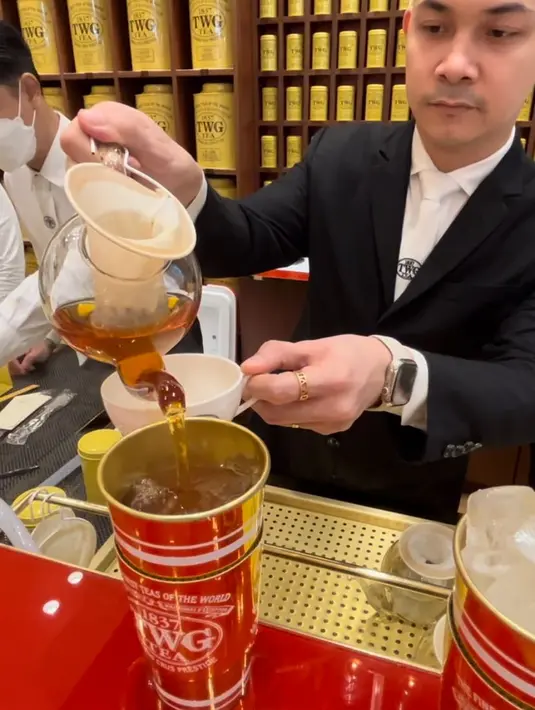 <p>TWG Tea at Pondok Indah Mall 3 menjadi yang pertama di Indonesia dengan konsep Boutique &amp; Takeaway. Praktis bagi Anda yang ingin menikmati beragam sajian teh dengan teknik infusion method dan membeli stock untuk di rumah. [Foto: Fimela.com]</p>