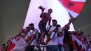 Euforia Suporter River Plate saat merayakan gelar juara Copa Libertadores di Obelisk, Buenos Aires, Argentina, Minggu (9/12). River Plate merebut gelar juara Copa Libertadores usai menaklukkan Boca Juniors dengan skor 3-1. (AP Photo/Gustavo Garello)