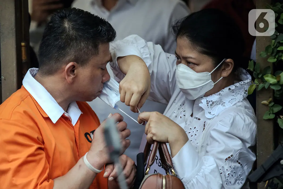 Pelukan Erat Ferdy Sambo kepada Putri Candrawathi Saat Rekonstruksi Pembunuhan Brigadir J