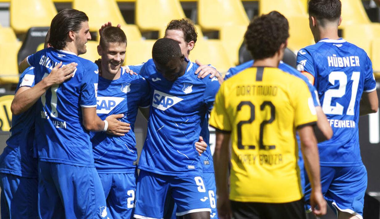 Pemain Hoffenheim merayakan gol yang dicetak oleh Andrej Kramaric ke gawang Borussia Dortmund pada laga Bundesliga di Stadion Signal-Iduna-Park, Sabtu (27/6/2020). Dortmund takluk 4-0 dari Hoffenheim. (AP/Bernd Thissen)
