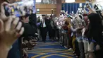 Edhy Prabowo (kiri) bersama Susi Pudjiastuti menyapa para karyawan jelang acara serah terima jabatan (Sertijab) Menteri Kelautan dan Perikanan di Kantor KKP, Jakarta, Rabu (23/10/2019). Edhy menggantikan Susi Pudjiastuti pada Kabinet Indonesia Maju periode 2019-2024. (Liputan6.com/Herman Zakharia)