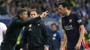 Pelatih FC Barcelon, Luis Enrique (kiri) memberikan instruksi kepada Sergio Busquets (kanan) saat melawan Malaga pada lanjutan La Liga Spanyol di di Estadio La Rosaleda (8/4/2017). Barcelona kalah 0-2 dari Malaga. (EPA/Jorge Zapata)