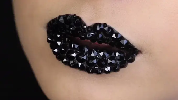 Lipstik Hitam dengan Tambahan Swarovski? Tertarik Mencobanya?