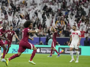 Pemain Qatar, Akram Afif, melakukan selebrasi setelah mencetak gol ke gawang Lebanon pada babak penyisihan Grup A Piala Asia 2023 di Stadion Lusail, Jumat (12/1/2024). Qatar menang tiga gol tanpa balas. (AP Photo/Thanassis Stavrakis)