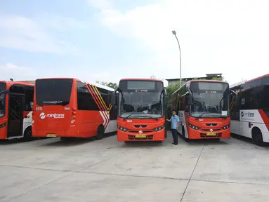 Deretan armada bus Minitrans yang terparkir di kantor TransJakarta, Cawang, Jakarta, Selasa (17/10). PT TransJakarta menghadirkan dua bus angkutan umum yakni Minitrans dan Metrotrans. (Liputan6.com/Immanuel Antonius)