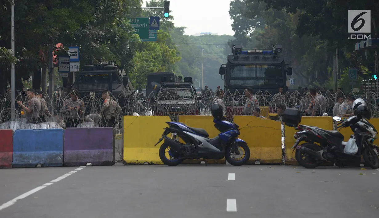 Mobil barakuda disiagakan di sekitar gedung Mahkamah Konstitusi (MK), Jakarta, Jumat (14/6/2019). Barikade beton pembatas dan kawat berduri dibentangkan di depan Gedung MK untuk mengamanakan sidang perdana sengketa Pilpres 2019. (merdeka.com/Imam Buhori)
