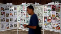Seorang pengunjung melintas saat pameran Filateli (Perangko) di Gedung MPR/DPR, Senayan, Jakarta, Selasa (6/11). Pameran ini  di Gelar oleh DPR dalam rangka Peringatan Hari Pahlawan. (Liputan6.com/Johan Tallo)