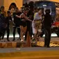 Tentara mengawal pengunjung yang keluar dari mal Terminal 21 Korat saat terjadi penembakan di Nakhon Ratchasima, Thailand, Minggu (9/2/2020). Akibat penembakan tersebut sebanyak 20 orang tewas. (AP Photo/Sakchai Lalitkanjanakul)
