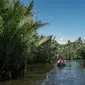 Pemandangan Desa Wisata Rammang-Rammang ketika menyusuri Sungai Putai. (dok. indonesia.travel)