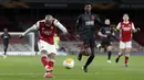 Striker Arsenal, Alexandre Lacazette melepaskan tendangan ke gawang Slavia Praha dalam laga leg pertama perempatfinal Liga Europa 2020/2021 di Emirates Stadium, London, Kamis (8/4/2021). Arsenal bermain imbang 1-1 dengan Slavia Praha. (AP/Alastair Grant)