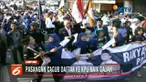 Pasangan calon gubernur dan calon wakil gubernur Mustafa-Ahmad daftarkan diri ke KPUD Lampung dengan naik gajah.