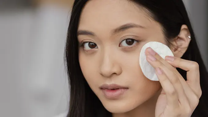 Cara Efektif Membersihkan Makeup Waterproof Tanpa Bikin Kulit Kering