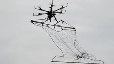 Drone yang dilengkapi dengan jaring saat diuji coba dalam latihan penanggulangan terorisme di Tokyo, Jepang, Minggu (17/1). Drone tersebut berguna untuk membantu pollisi menangkap para pelaku kejahatan teror.  (AFP/Toshifum Kitamura)