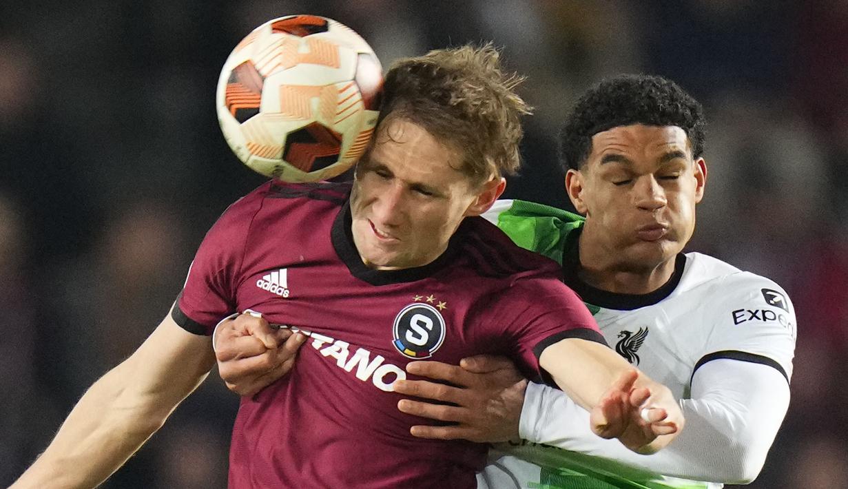 Jarell Quansah (kanan) mulai mendapatkan kepercayaan untuk mengisi bek tengah Liverpool. Quansah telah membuat 25 penampilan di semua kompetisi pada musim ini. Pemain 21 tahun tersebut dinilai akan menjadi penerus dari Virgil Van Dijk. Banyak orang mengatakan bahwa kemampuannya mirip dengan bek berkebangsaan Belanda tersebut. (AP Photo/Petr David Josek)