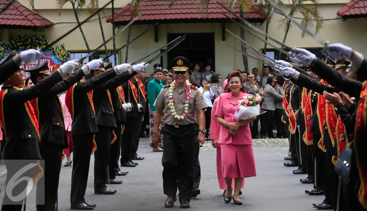 Brigjend Pol.Drs. Erwin Triwanto SH meninggalkan usai mengikuti upacara sertijab di Mapolda DIY, Jumat (22/4). Brigjen Pol. Prasta Wahyu Hidayat resmi menjabat Kapolda DIY menggantikan Brigjen Pol. Erwin Triwanto. (Liputan6.com/Boy Harjanto)