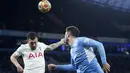 Gelandang Tottenham Hotspur Pierre-Emile Hojbjerg berebut bola dengan bek Manchester City Aymeric Laporte pada pekan ke-26 Liga Inggris di Etihad stadium, Minggu (20/2/2022) dinihari WIB. Manchester City takluk 2-3 dari tim tamu, Tottenham Hotspur.  (AP Photo/Jon Super)