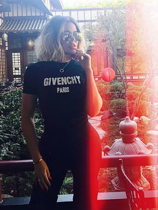 “Khloe sangat takut. Ia takut dan selalu dihantui pikiran negative bahwa Tristan akan meninggalkannya, terlebih menjelang proses kelahiran anaknya nanti,” ujar sumber seperti yang dilansir dari Gossip Cop. (Instagram/khloekardashian)