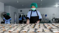 Petugas sedang menyiapkan MBG yang akan dibagikan kepada sekolah (Dokumen Satuan Pelayanan Pemenuhan Gizi)&nbsp;