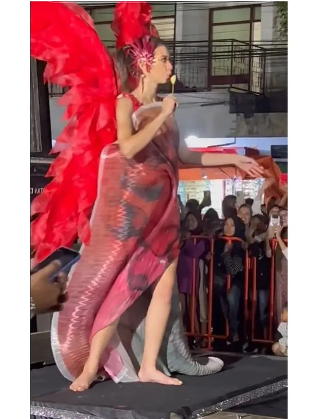 6 Momen Viral Yuki Kato Asyik Makan Telur Gulung di JFC 2023, Curi Perhatian