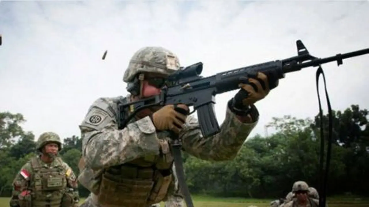 Pasukan Elit AD Amerika Uji Coba Senapan SS2 Buatan Indonesia