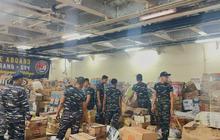 KRI Semarang-594 TNI AL Debarkasi Bantuan Kemanusiaan bagi Korban Terdampak Bencana Banjir