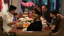 Selain itu, wanita berdarah Sumatera kelahiran 1980 ini juga mengunggah foto bersama keluarganya tengah menikmati hidangan berbuka puasa. (Instagram/farahquinnofficial)