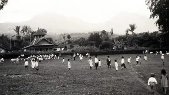 Indonesia tempo dulu sangat terlihat momen kebersamaannya. Belum ada smartphone, anak muda pada zaman tersebut larut dalam kegembiraan Lebaran bersama keluarga.