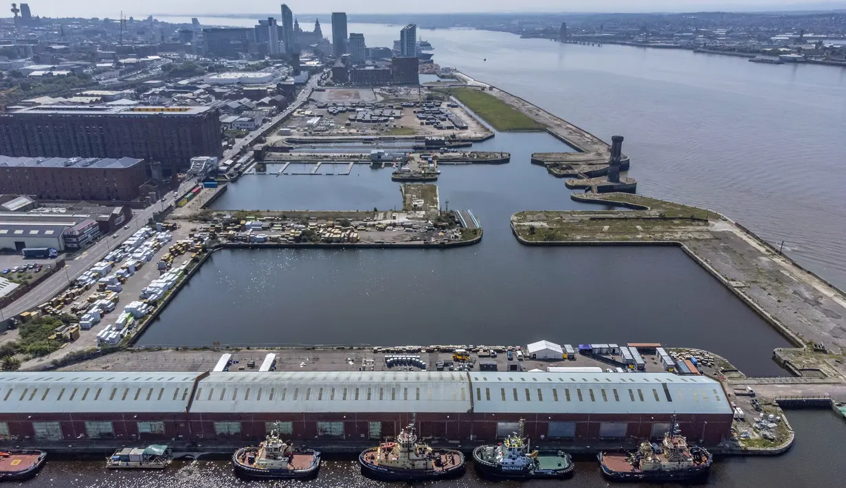 Pemandangan dari udara Bramley Moore Dock di tepi pantai Liverpool, Rabu (21/7/2021). Kota Liverpool Inggris telah dihapus dari daftar situs warisan dunia UNESCO karena hadirnya bangunan baru, termasuk stadion baru klub bola Everton, yang merusak daya tarik dermaga Victoria. (Peter Byrne/PA via AP)