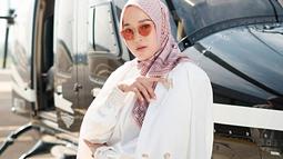 Menuai banyak pujian dengan berbagai penampilannya yang diunggah dalam Instagram, gaya berhijab Ririe pun punya banyak gaya. Tidak hanyak dengan satu gaya, ia banyak mengkreasikan model hijabnya dengan beraneka outfit, seperti blazer. (Liputan6.com/IG/@ririe_fairus)