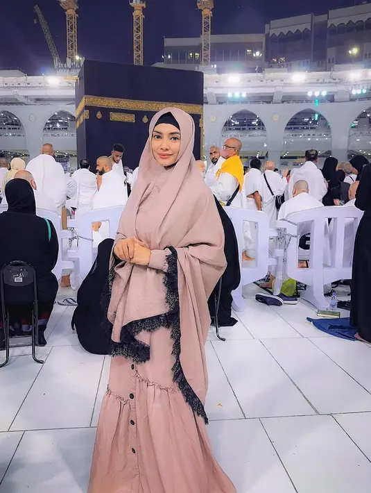 Artis Masayu Anastasia membagikan beberapa potret dengan penampilan berbeda. Mantan istri Lembu Wiworo Jati itu tampil dengan mengenakan hijab dan busana syar'i. Berikut beberapa potretnya yang dipuji makin cantik dan didoakan istiqomah. [Instagram/masayuanastasia]