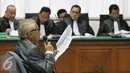 OC Kaligis saat membacakan nota pembelaan (eksepsi) di Pengadilan Tipikor, Jakarta, Kamis (17/09/2015). KPK menemukan indikasi sejumlah transaksi mencurigakan di rekening-rekening milik OC Kaligis. (Liputan6.com/Andrian M Tunay)