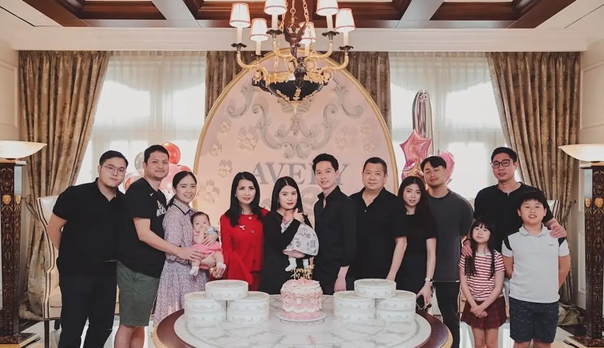 Di acara satu bulanan anak Valencia Tanoesoedibjo, keduanya berpose berdua sambil menggendong buah hati masing-masing. [Foto: Instagram/jessicatanoe]