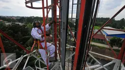 Teknisi memanjat menara jaringan telekomunikasi, Jakarta, Rabu (2/11). Untuk merealisasikan hal tersebut, Pemerintah akan terus mendorong perluasan akses digital hingga ke pelosok tanah air. (Liputan6.com/Angga Yuniar)