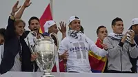 Beberapa pemain andalan Real Madrid, termasuk Cristiano Ronaldo, saat menyapa fans di atas bus. (Liputan6.com/UEFA)