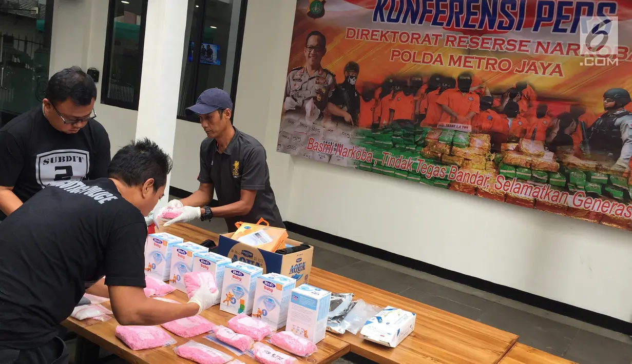 Petugas menata barang bukti kasus tindak pidana narkotika jenis ekstasi dan shabu di Polda Metro Jaya, Jakarta, Rabu (27/12). Narkotika tersebut dikirim jaringan internasional dari Jerman ke Jakarta sebanyak 20.000 butir. (Liputan6.com/Immanuel Antonius)