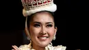 Senyum Kevin Lilliana setelah menerima mahkota Miss International 2017 di Tokyo, Jepang (14/11). Gadis 21 tahun ini menjadi perwakilan pertama Indonesia yang berhasil meraih mahkota Miss International. (AFP Photo/Toshifumi Kitamura)