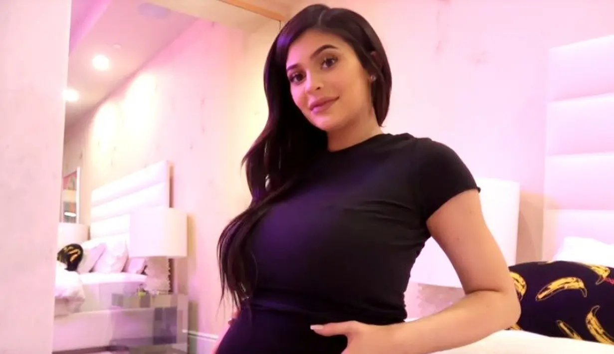 Seperti yang sudah diketahui, Kylie Jenner menyembunyikan kehamilannya hingga dirinya melahirkan Stormi. (youtube)