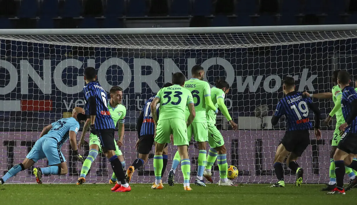 Pemain Atalanta Berat Djimsiti (ketiga kanan) mencetak gol ke gawang Lazio pada pertandingan Coppa Italia di Stadion Gewiss, Bergamo, Italia, Rabu (27/1/2021). Atalanta melaju ke semifinal Coppa Italia usai menaklukkan Lazio 3-2. (Stefano Nicoli/LaPresse via AP)