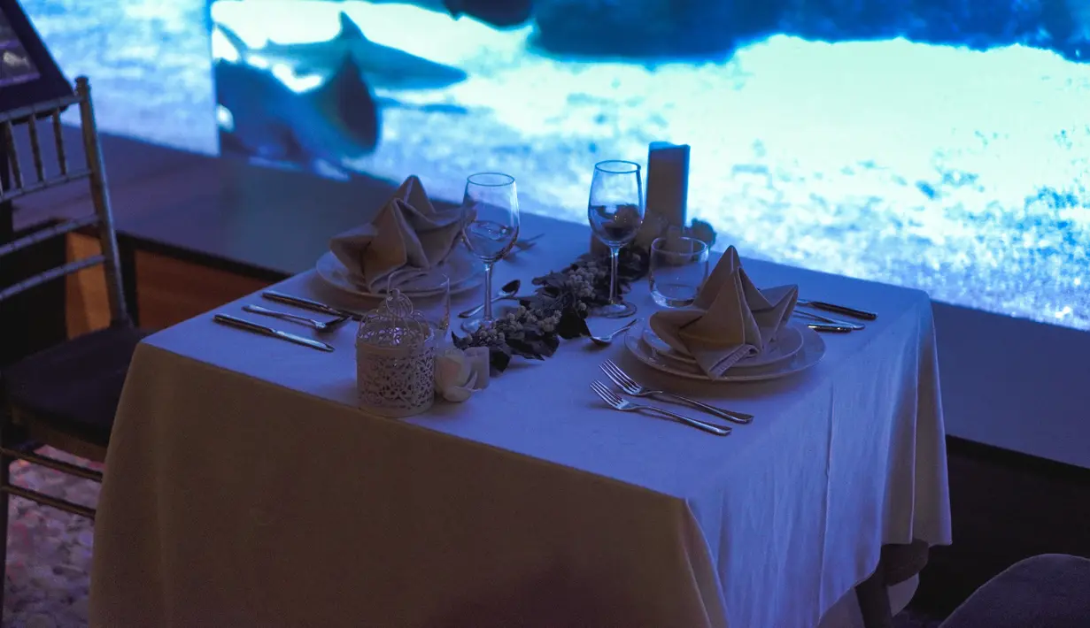 Kamupun bisa merasakan keromantisan dengan makan malam di sini. Berlatar aquarium raksasa, kamu akan menikmati sensasi makan malam Valentine yang berbeda
