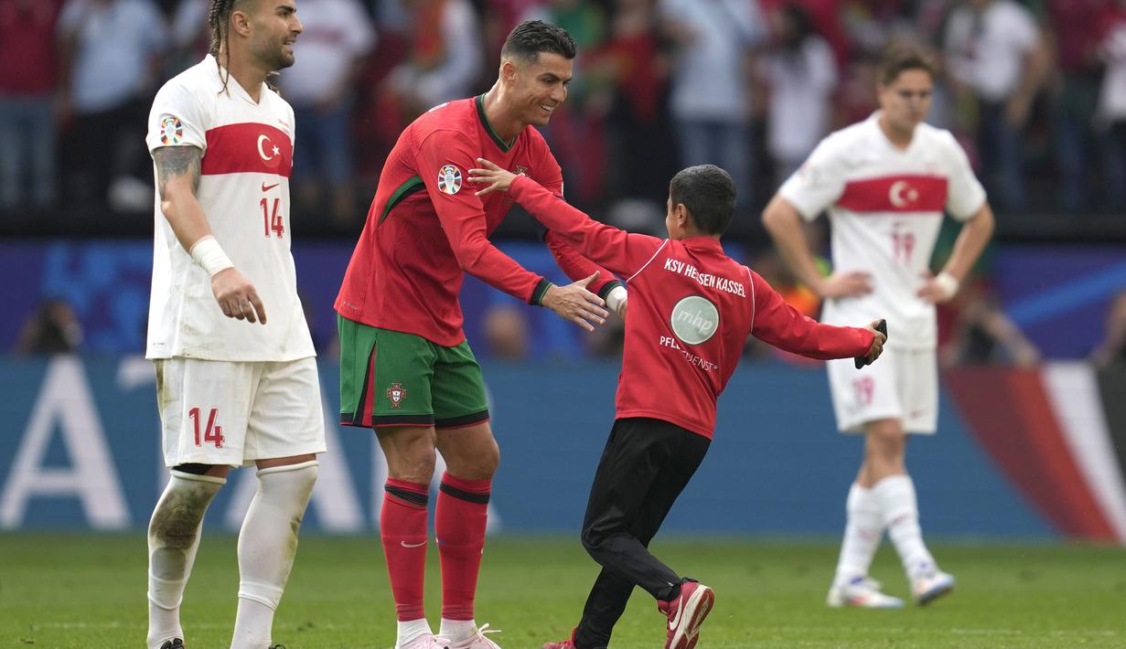 Laga terpaksa sempat dihentikan empat kali lantaran ada penonton yang menerobos masuk ke lapangan.  (AP Photo/Darko Vojinovic)