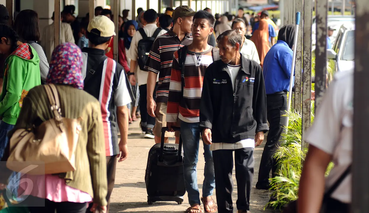 Suasana pedestrian penumpang di Stasiun Senen Jakarta, Sabtu (2/1/2016). Hingga pukul 15.15 WIB, 10.345 penumpang telah diberangkatkan dari Stasiun Senen menuju sejumlah kota di pulau Jawa. (Liputan6.com/Helmi Fithriansyah)