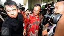 Mantan Ketua MK, Mahfud MD (tengah) meninggalkan gedung KPK usai melakukan pertemuan dengan pimpinan KPK, Jakarta, Senin (30/1). Mahfud MD diminta KPK untuk menjadi panitia seleksi pemilihan penasihat KPK. (Liputan6.com/Helmi Fithriansyah)